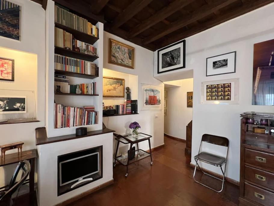 Apartment Renaissance Square, Bright Rom
