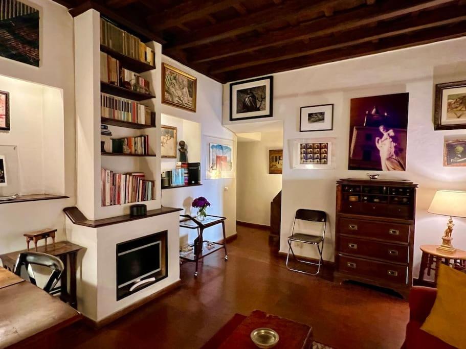 Renaissance Square, Bright Apartment