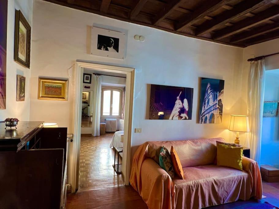 Renaissance Square, Bright Apartment *