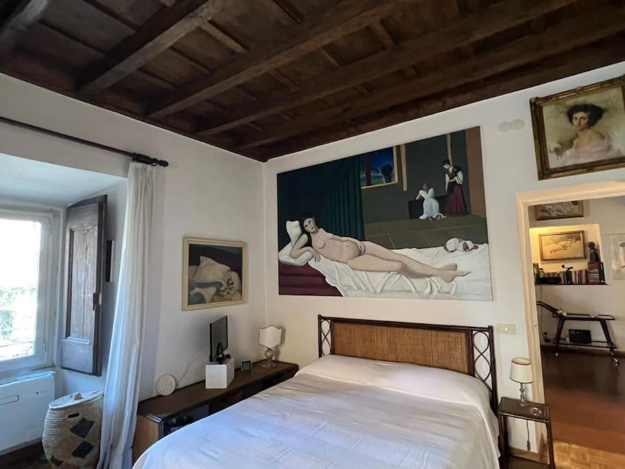 Renaissance Square, Bright Apartment Rom