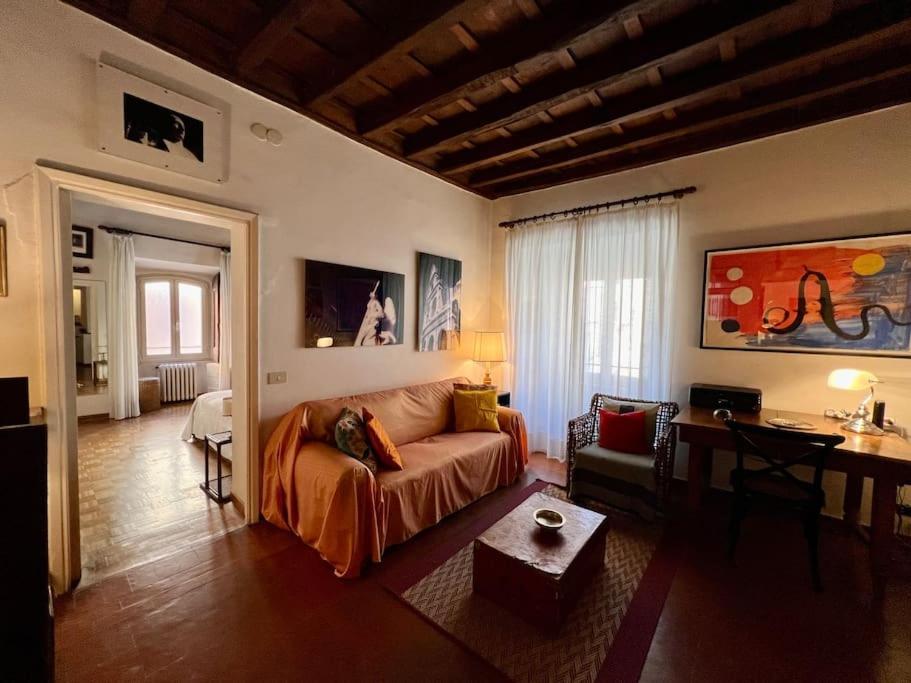 Renaissance Square, Bright Apartment *