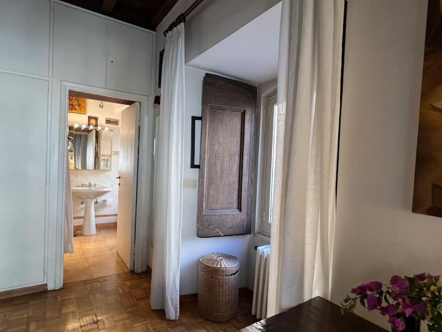 Renaissance Square, Bright Apartment Rom