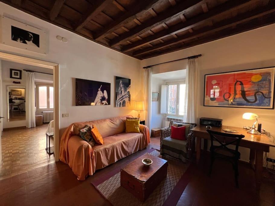 Renaissance Square, Bright Apartment