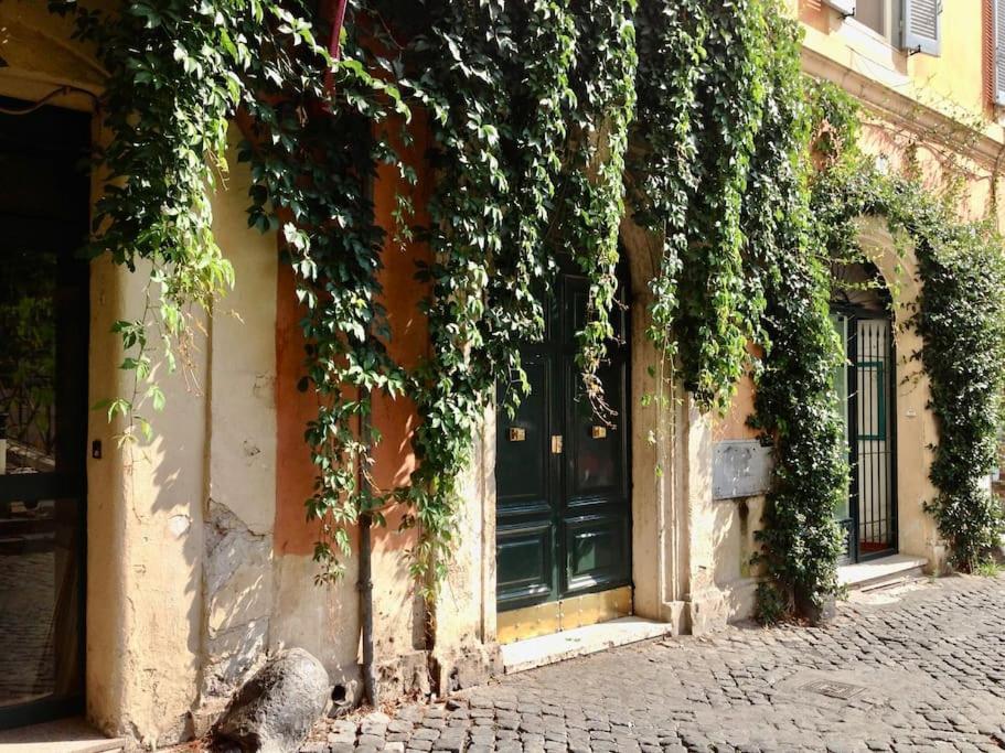 Renaissance Square, Bright Apartment Rom